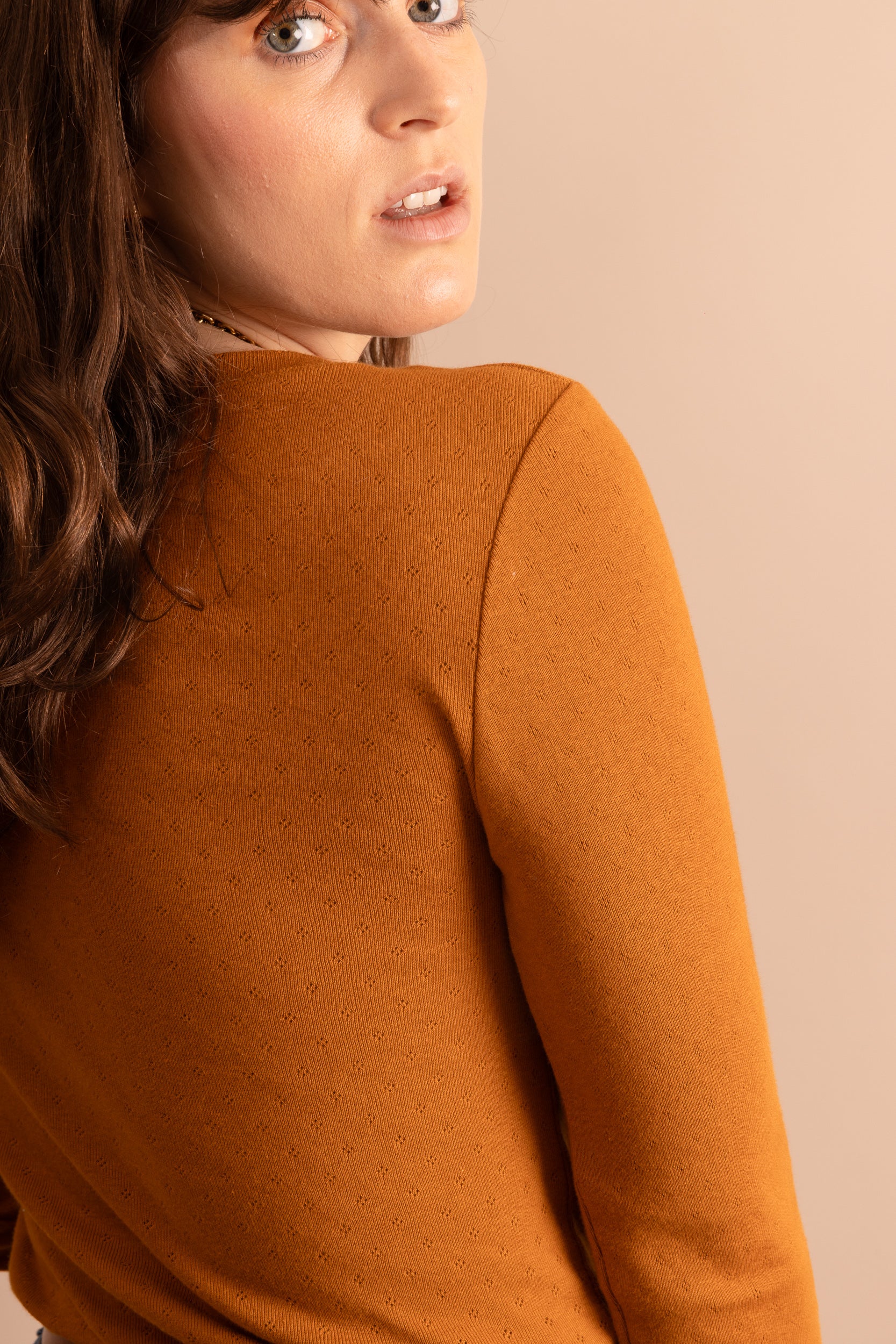 Sous-pull ajouré caramel
